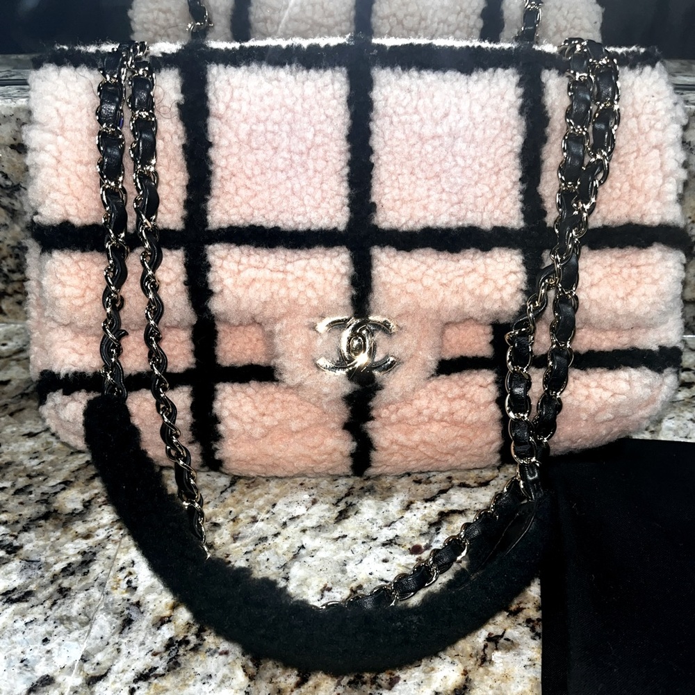 New Chanel Shearling Lambskin & Gold-tone Metal Pink & Black i (Limited edition)
